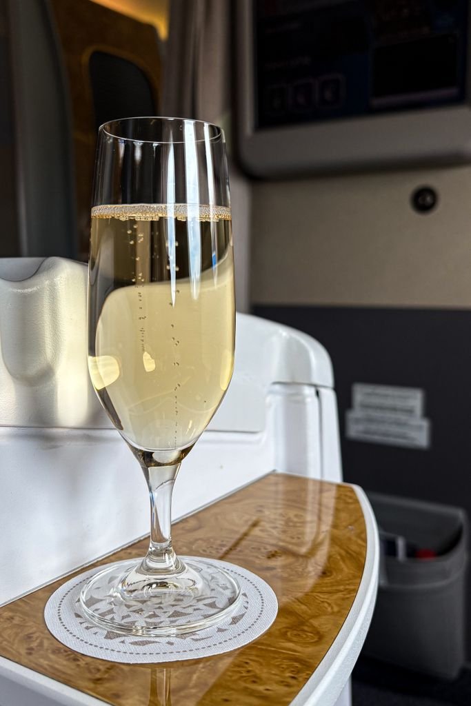 Copa de champaña a bordo, el placer de volar a Europa con puntos en business class
