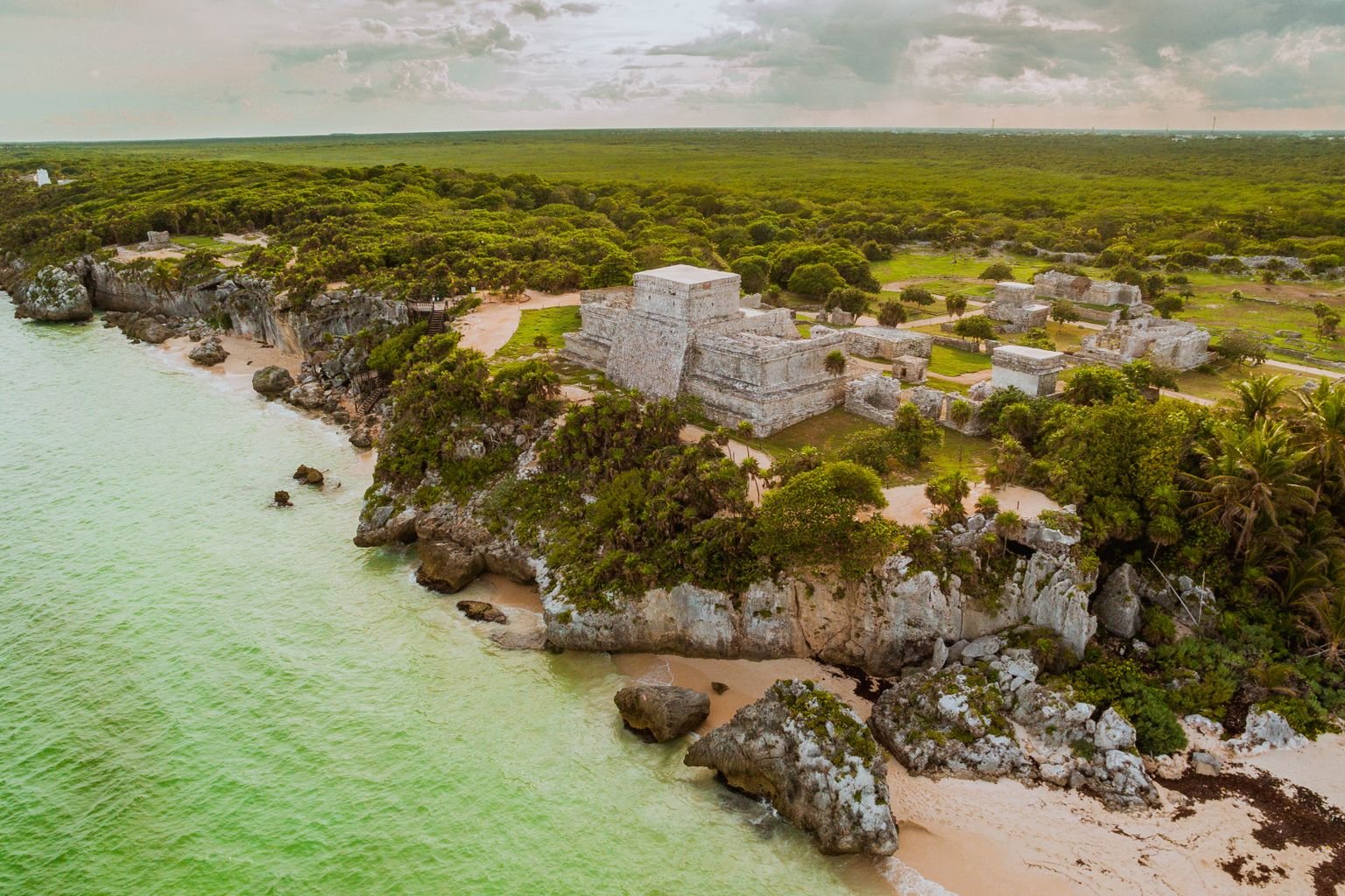 volar a Tulum desde el AICM - ruinas mayas de Tulum sobre la costa