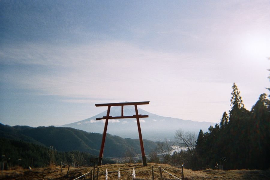 Torii frente al Monte Fuji al volar a Japón con puntos