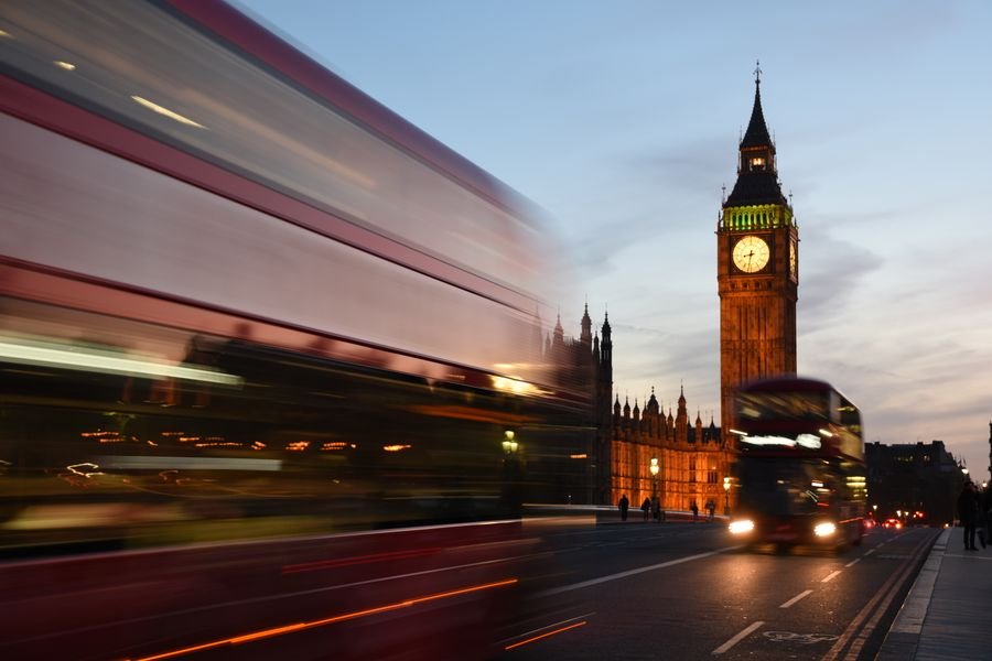 primera clase British Airways - el Big Ben al atardecer con un autobús londinense en movimiento
