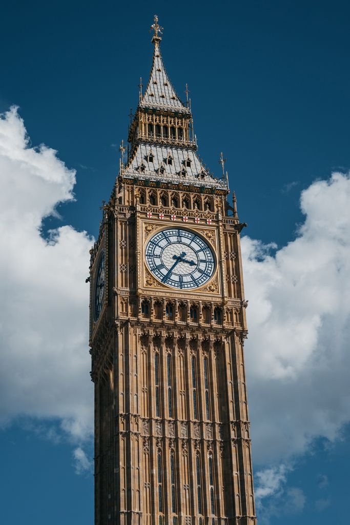 primera clase British Airways - el Big Ben de Londres contra el cielo azul