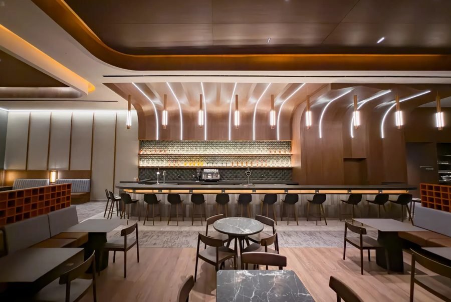 Barra y comedor del Salón Premier de Aeroméxico tras la renovación