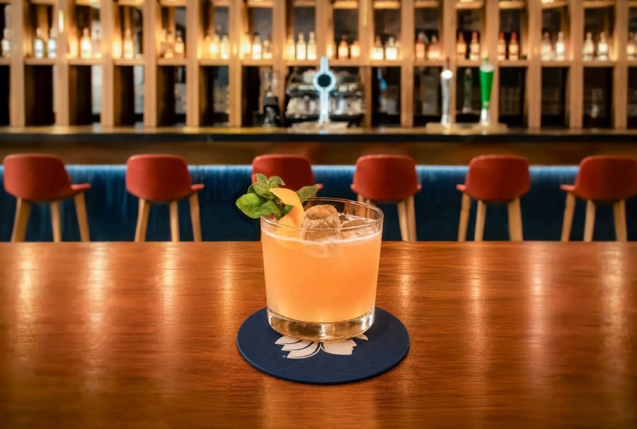 Coctel servido en la barra del Salón Premier: el One Day Pass y las tarjetas son las alternativas de acceso