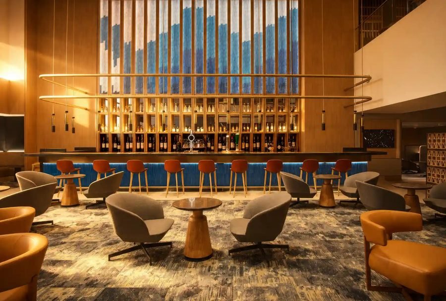 Salones Premier Aeroméxico: el bar del salón renovado con su muro azul característico